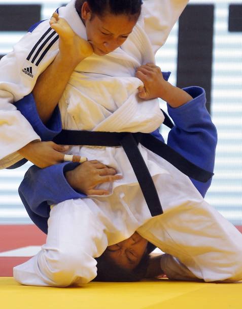 La cubana liuska Ojeda (in bianco) impegnata contro la cinese Yang Liu (blu) aiu Campionati Mondiali di Judo a Chelyabinsk, Russia, (Epa/Maxim Shipenkov)